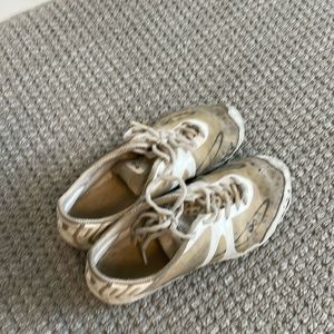 Cheer shoes